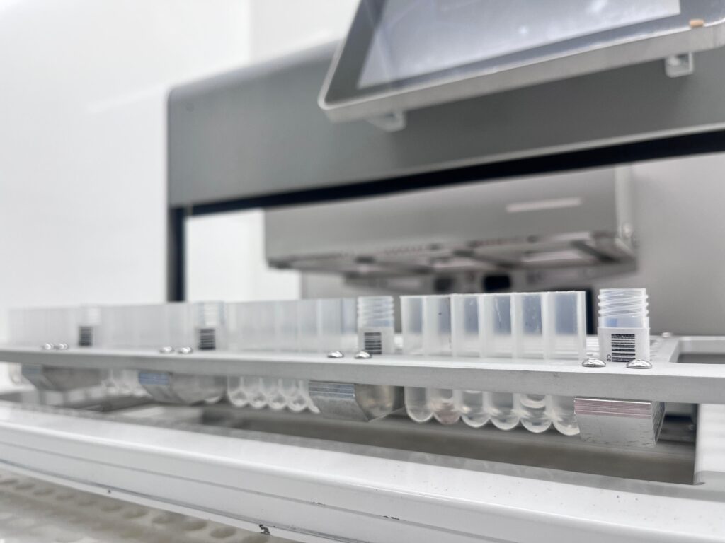 DNA/RNA automation extraction machine with bar-coded tubes